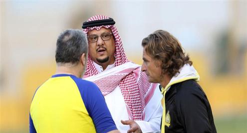 كارينيو يحفز لاعبو العالمي لمباراة الاتحاد المهمة